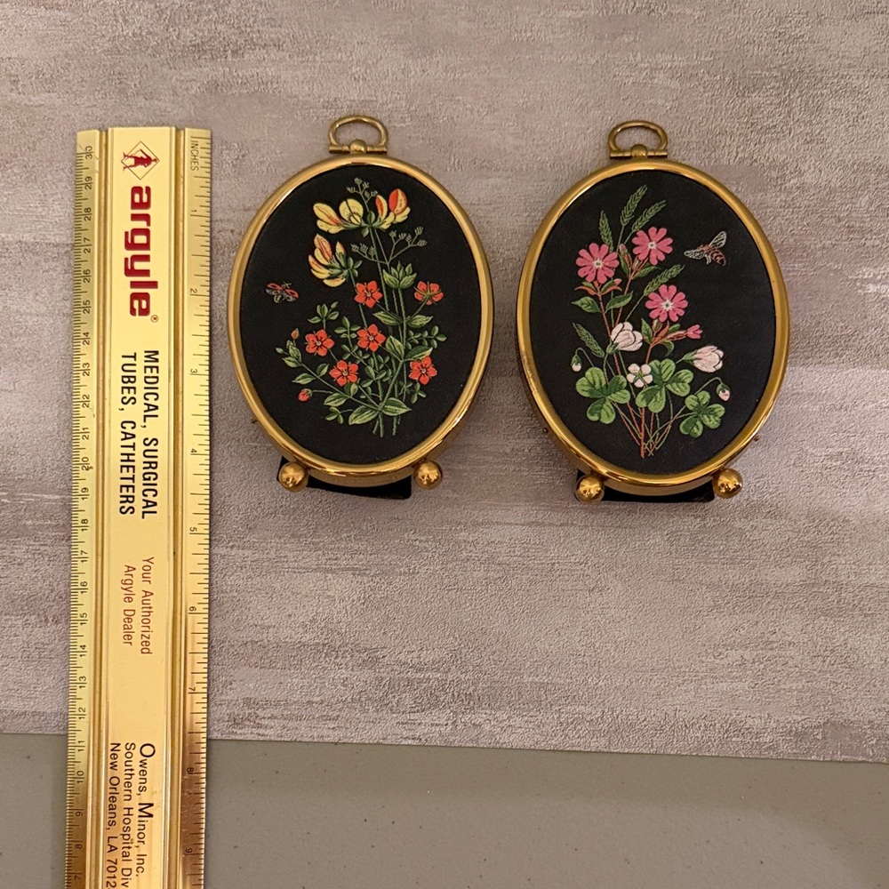 Floral Embroidered Oval Frames - Picture 5 of 6